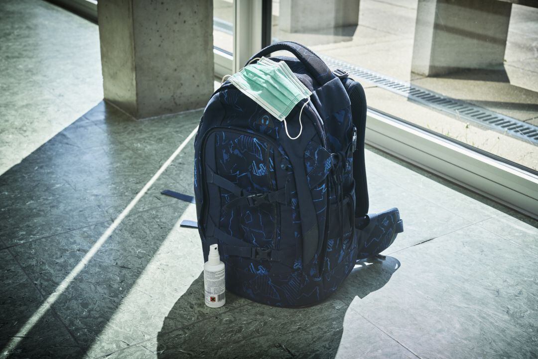 Una mochila con una mascarilla y un gel hidroalcohólico marcan la vuelta al cole tras la Navidad.