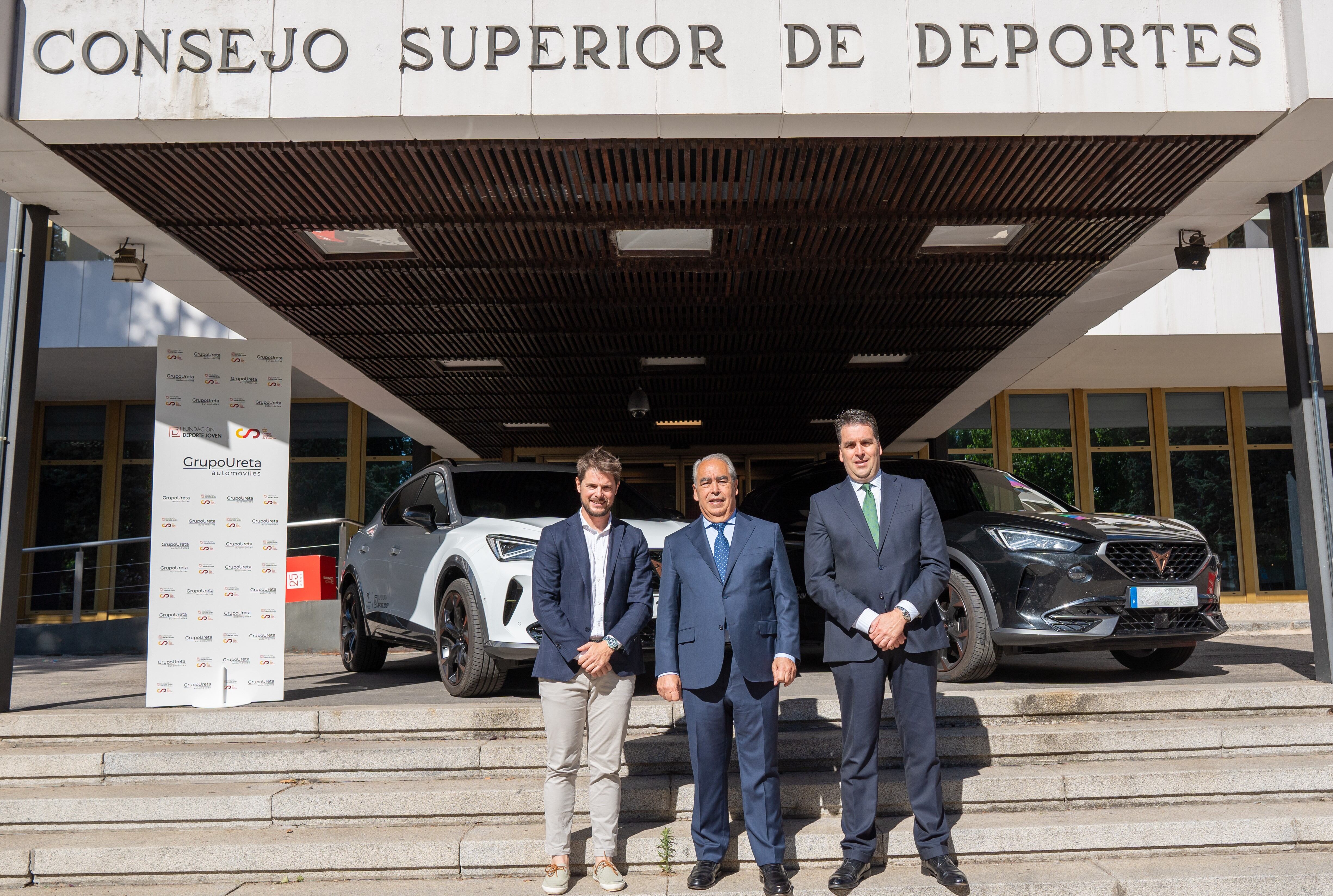 Fernando Andrés Ureta -centro- y Fernando Andrés López -derecha-, representantes de Grupo Ureta Automóviles, junto al director general de la Fundación Deporte Joven del CSD, Félix Jordán. / Foto: Grupo Ureta Automóviles