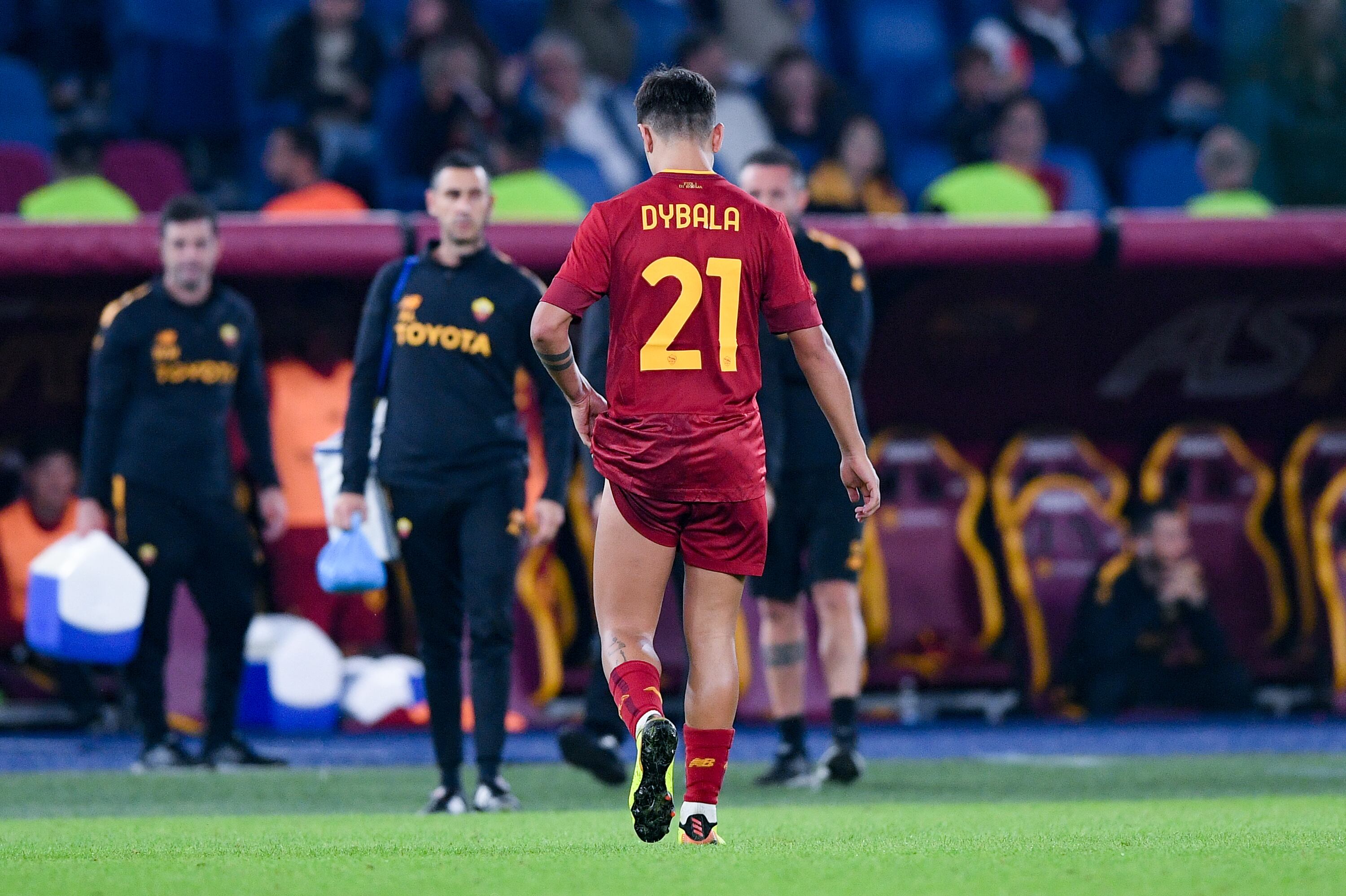 Paulo Dybala se retira lesionado en el Roma-Lecce.