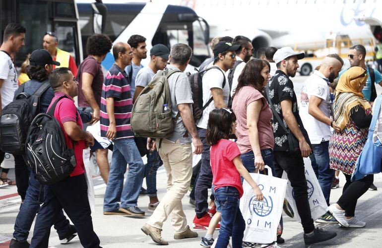 Llegada a España de un grupo de refugiados procedentes de Grecia.