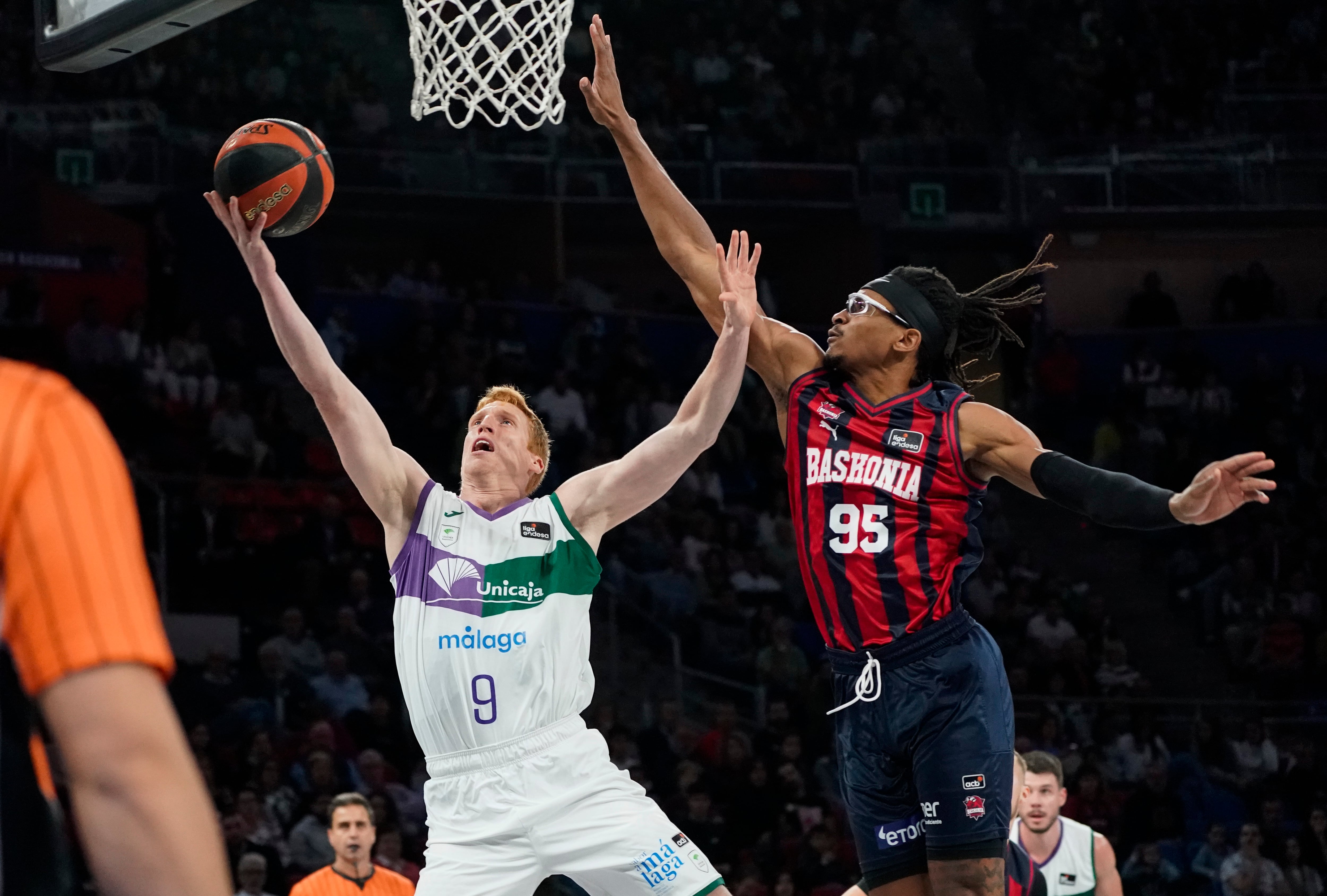 VITORIA, 22/10/2023.- El base de Unicaja Alberto Díaz (i) entra a canasta ante Chima Moneke, de Baskonia, durante el partido de la Liga ACB de baloncesto que se disputa este domingo en el pabellón Fernando Buesa Arena, en Vitoria. EFE/L.Rico
