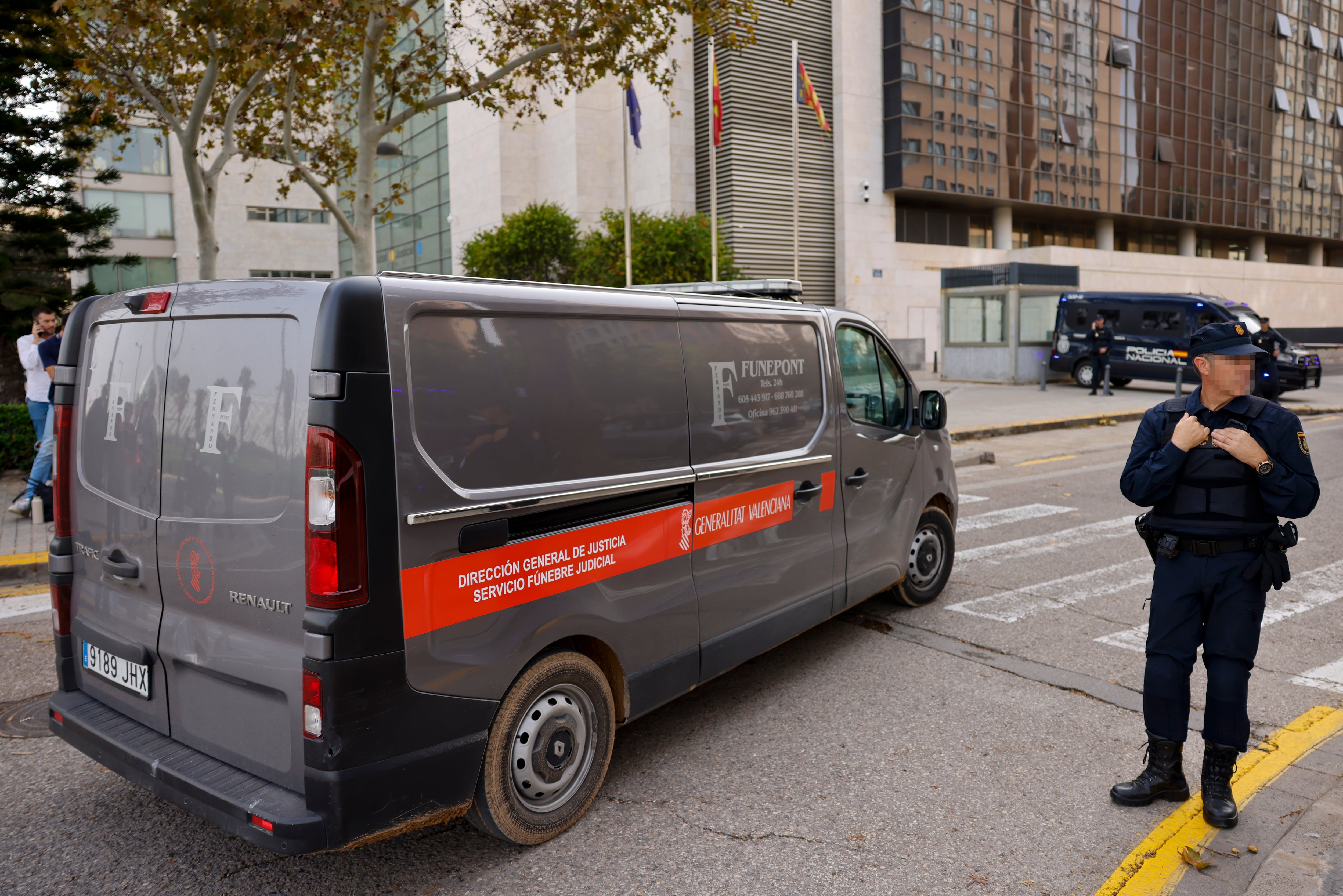 Un vehículo del retén fúnebre llega al Instituto de Medicina Legal de Valencia que ha activado nueve equipos forenses para que se desplacen a los lugares afectados por la dana que ha azotado la provincia en las últimas horas a fin de realizar los levantamientos de los cadáveres y realizar las reseñas pertinentes.