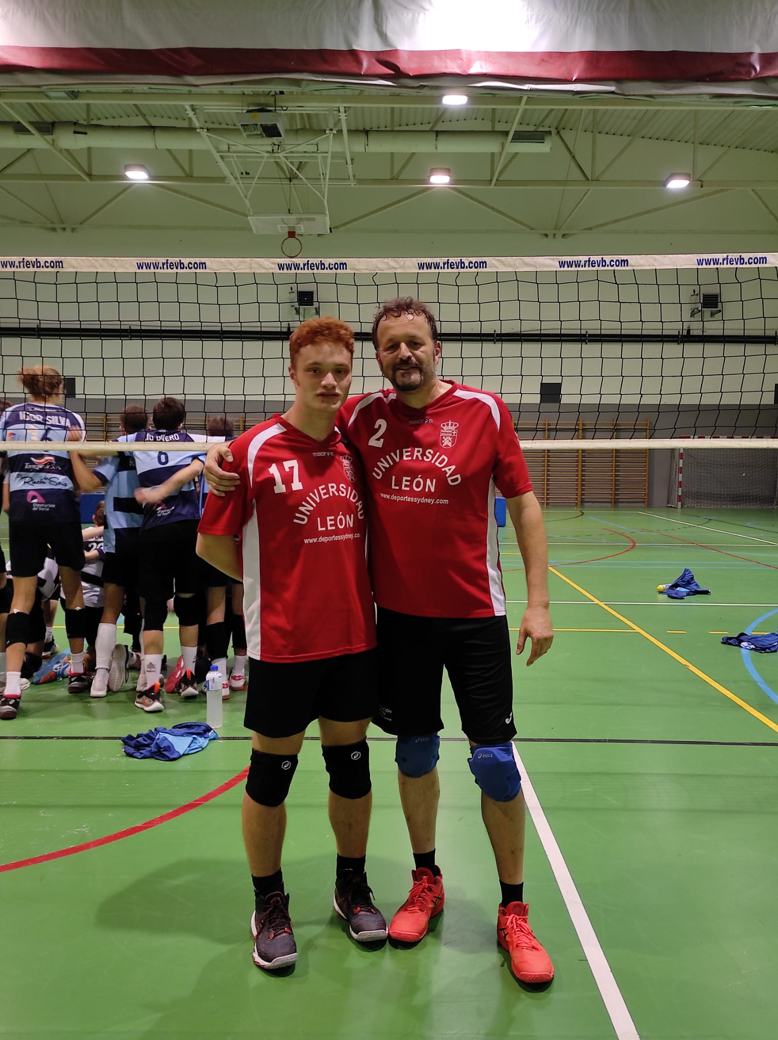 José Luis García y Pablo García posan con la camiseta del equipo de voleibol de la ULE