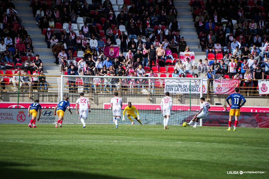 Ribeiro falló el penalti que pudo meter a la Cultural en el partido.