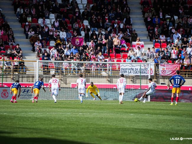 Ribeiro falló el penalti que pudo meter a la Cultural en el partido.