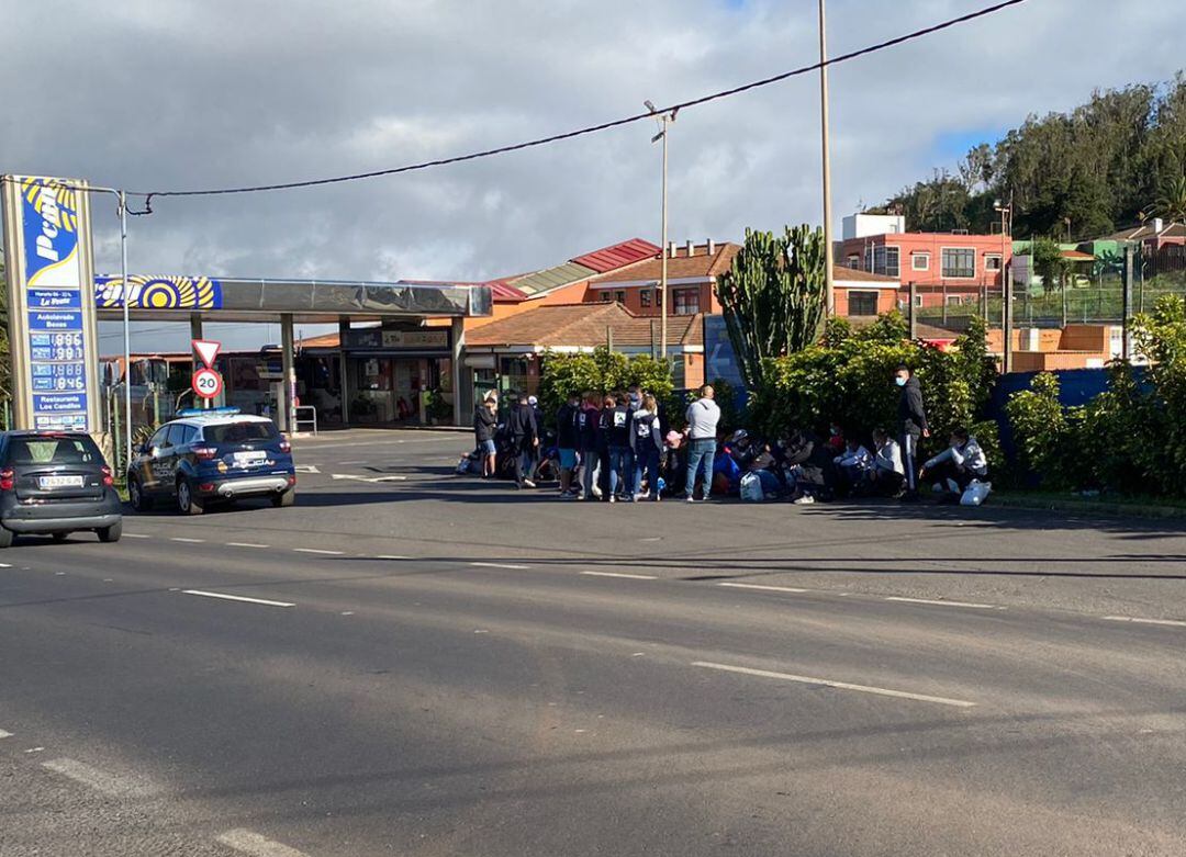 Los migrante se han detenido en una parada de guaguas 
