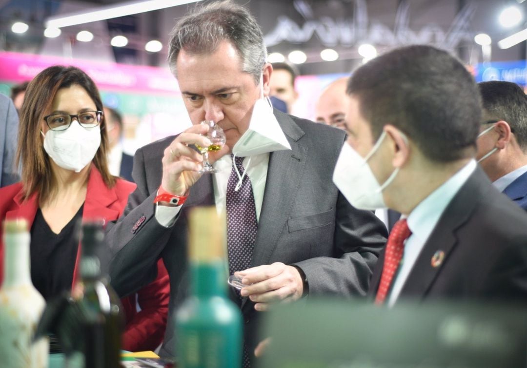 El secretario general del PSOE de Andalucía y aspirante a presidir la Junta de Andalucía visitó el stand jiennense en FITUR