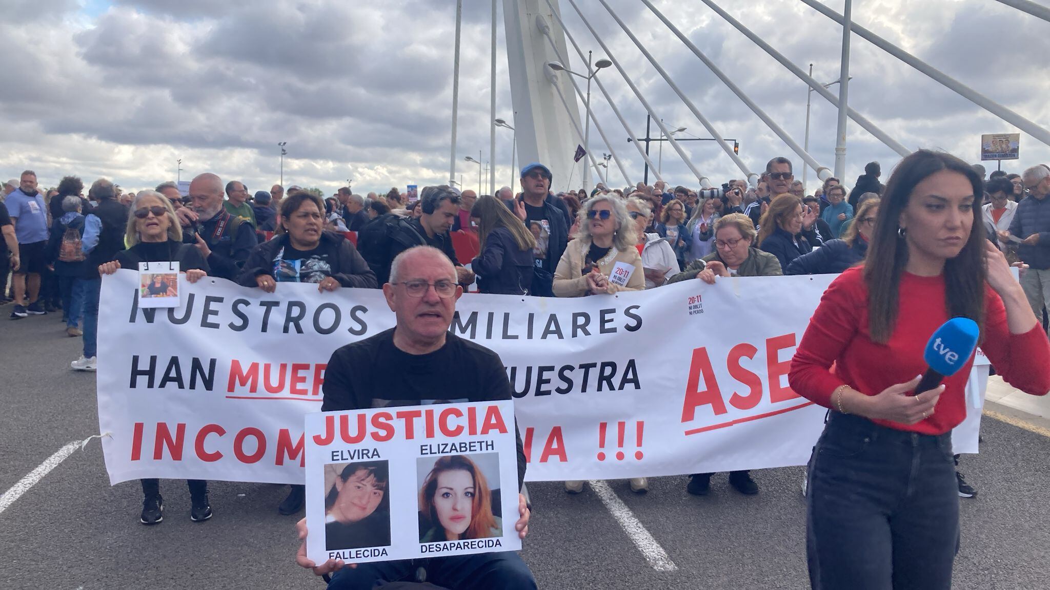 Un millar de personas protestan contra Mazón ante el Congreso del PP europeo
