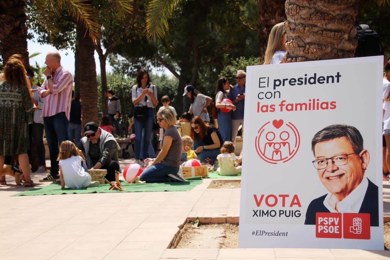 Acto de los socialistas valencianos en Elche junto a familias de la ciudad, este domingo.