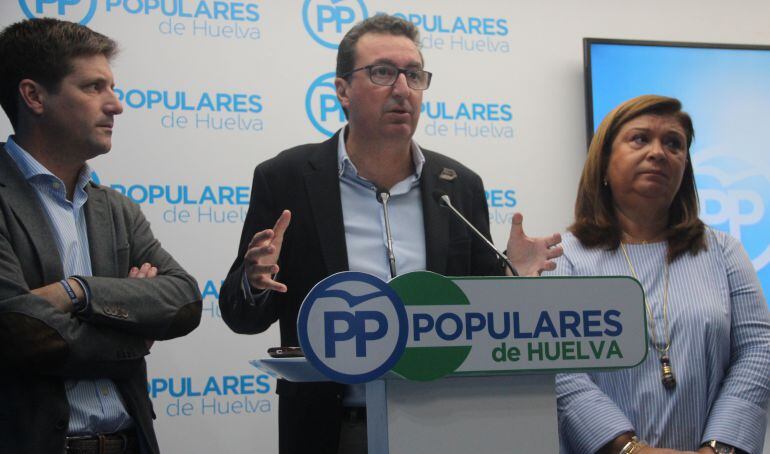 Manuel Andrés González (PP), en el centro, junto a Guillermo García de Longoria y Carmen Céspedes.