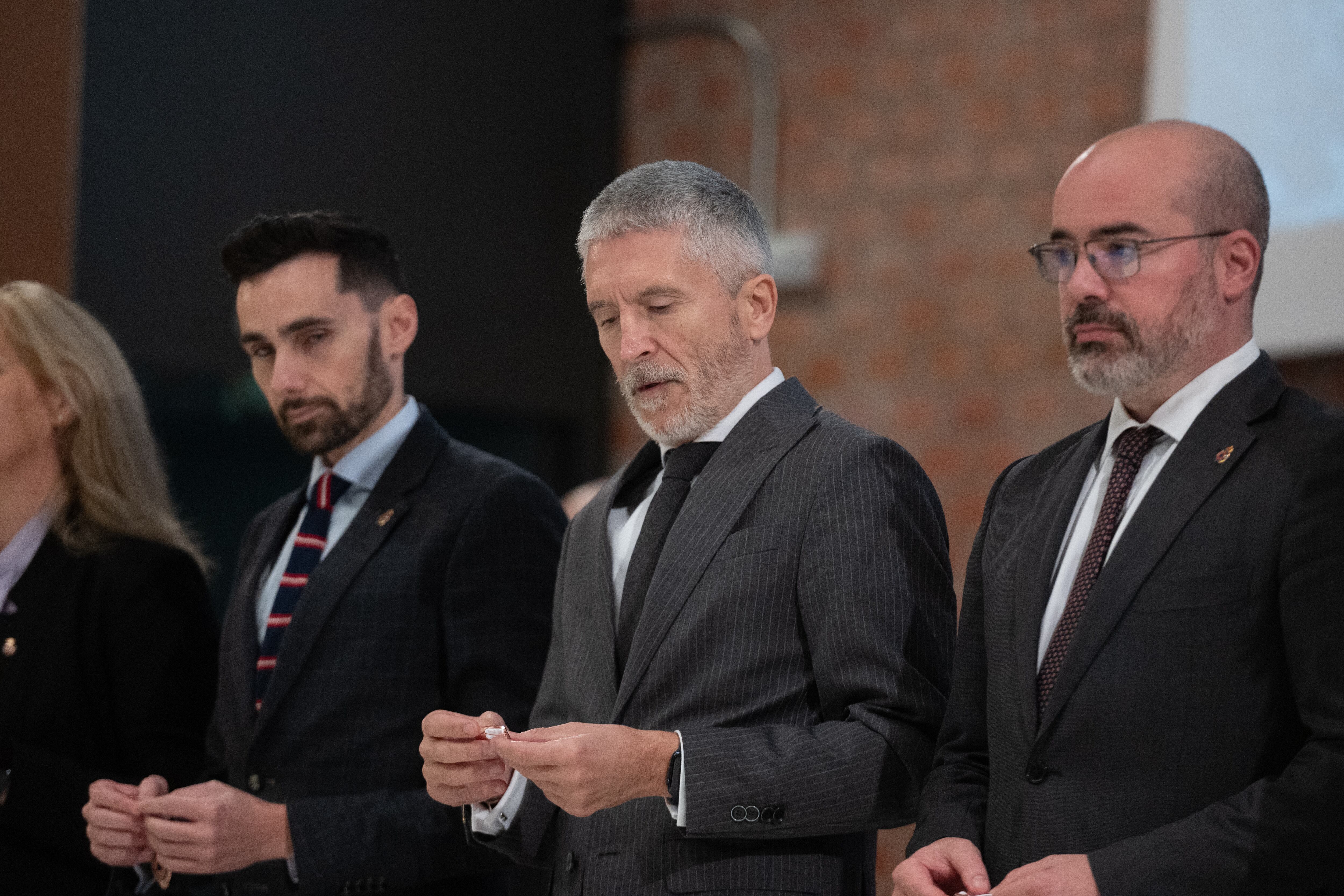 El ministro del Interior, Fernando Grande-Marlaska (c) junto con el secretario de Estado de Seguridad, Rafael Pérez Ruiz (i) y el delegado del gobierno en Madrid, Francisco Martín