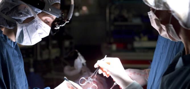 Cirujanos durante una intervención quirúrgica.