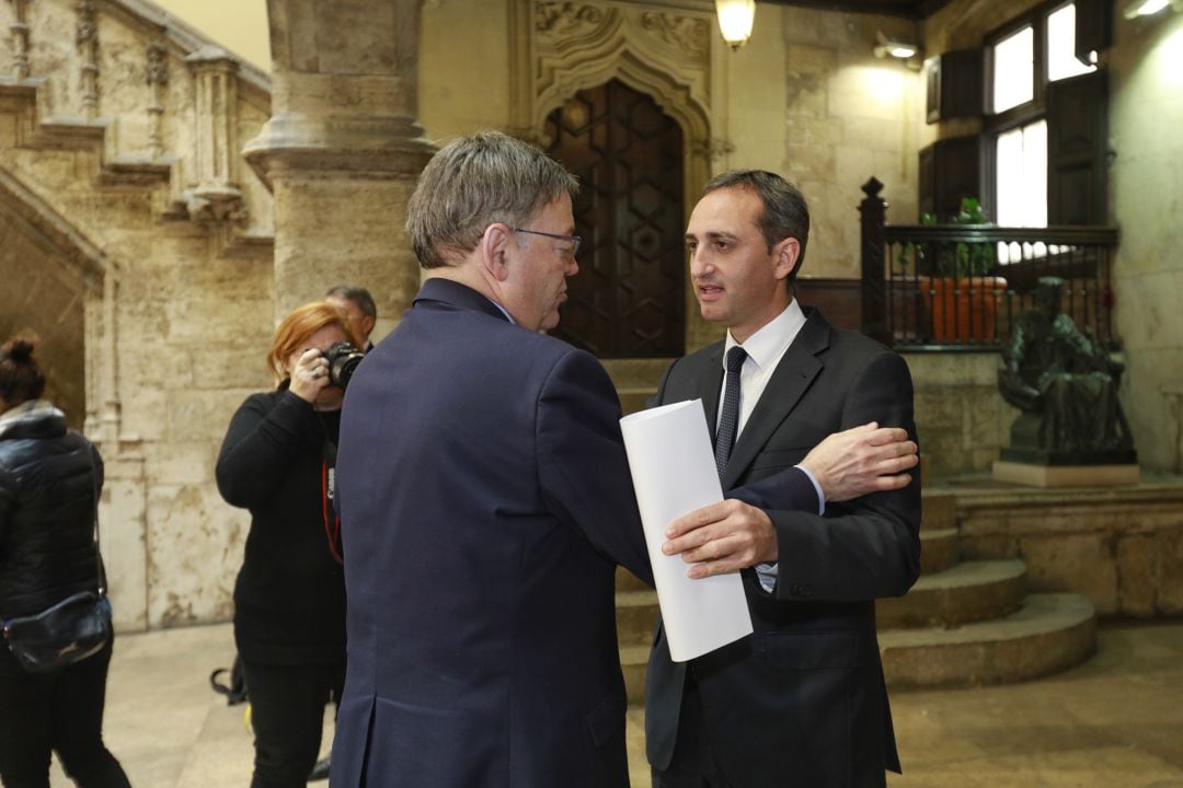 El president Ximo Puig (i) y el titular de la Diputación, César Sánchez (i) se saludan en el primer encuentro que mantuvieron en el Palau de la Generalitat.