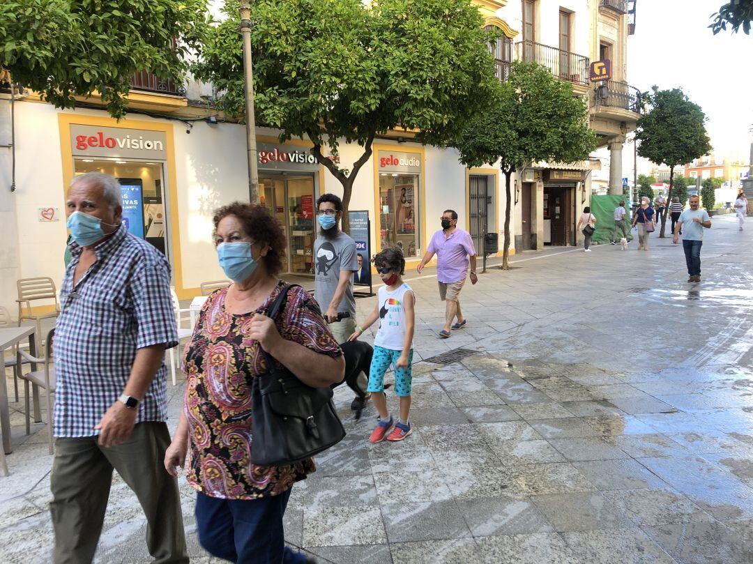 Ciudadanos paseando por el centro de Jerez