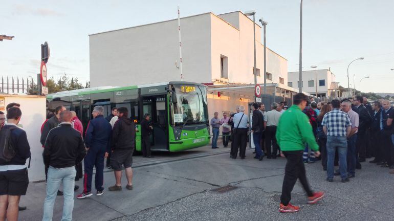 Piquete informativo del Comité de Empresa a las puertas las cocheras de Aucorsa