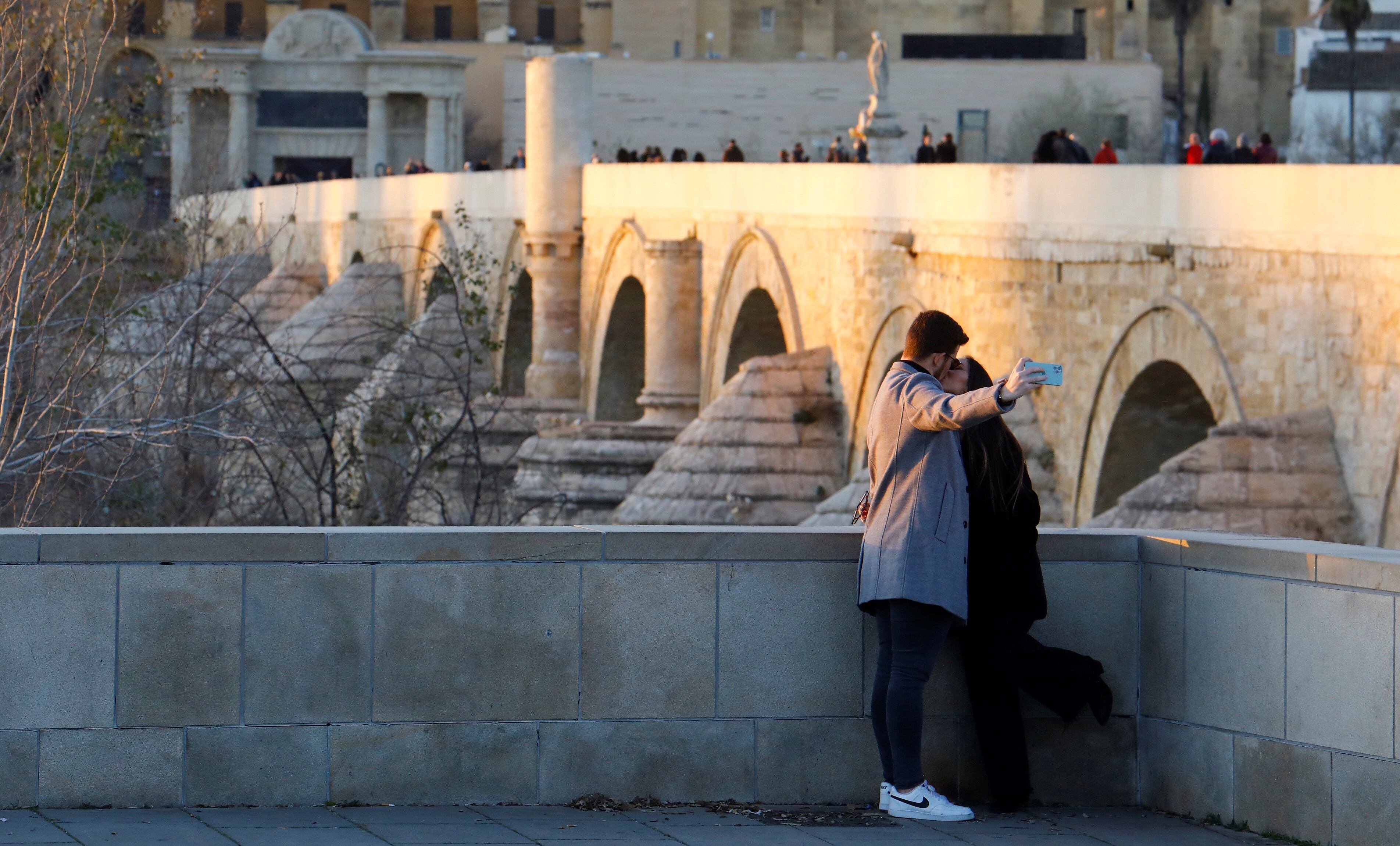 CÓRDOBA, 14/02/2022.- Una pareja se fotografía con la Mezquita-Catedral de Córdoba de fondo, este lunes, día de San Valentín. EFE/ Salas
