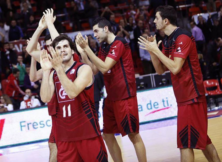 Los jugadores del CAI aplauden a sus aficionados tras conseguir una victoria en el pabellón Príncipe Felipe