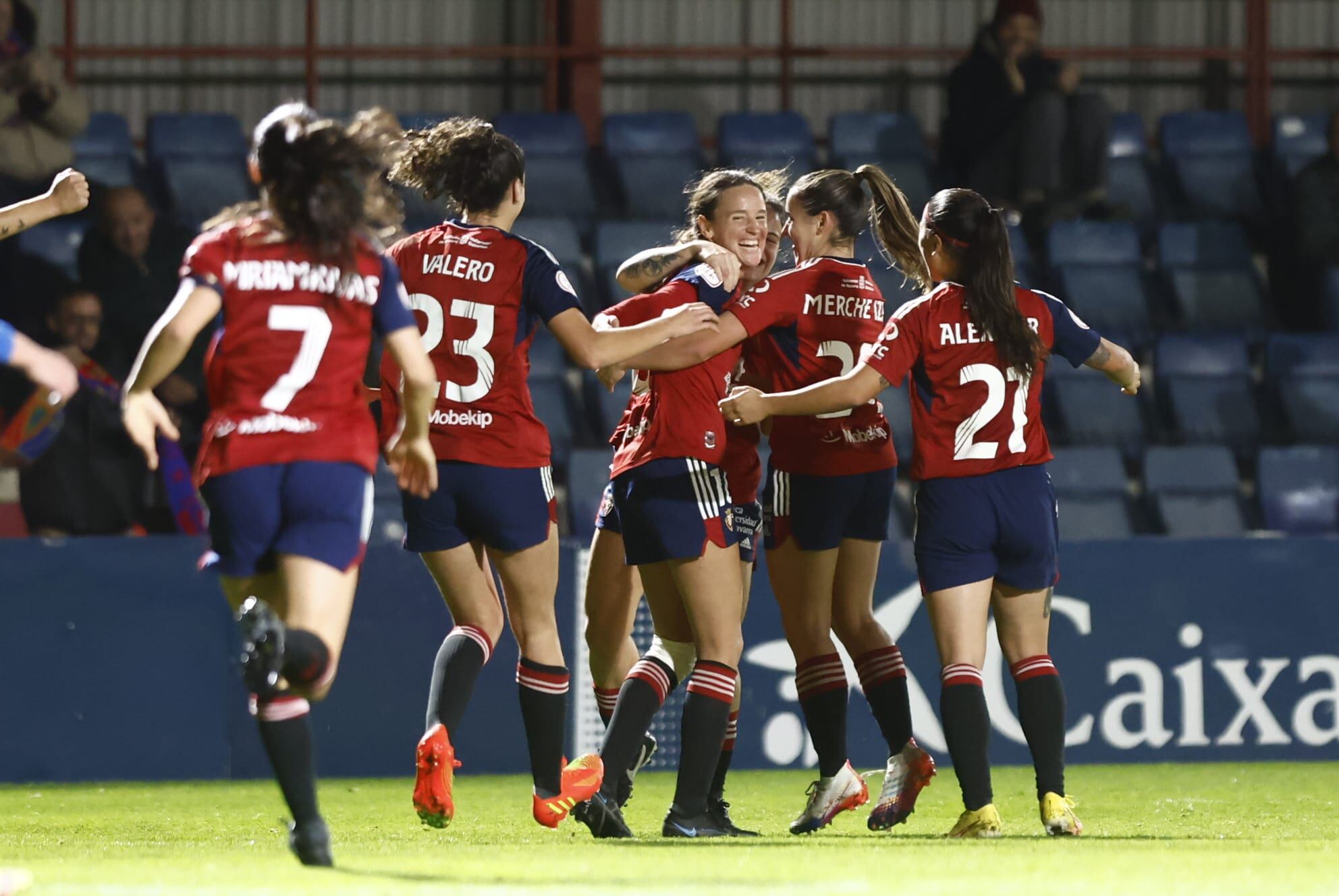 Las jugadoras de Osasuna celebrando uno de los goles en Tajonar que les daba el pase de ronda de la Copa de la Reina ante el Sporting de Huelva