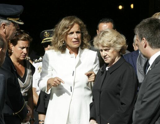 La alcaldesa de Madrid, Ana Botella, y la Defensora del Pueblo, Soledad Becerril, acompañan a los asistentes al acto por la muerte de la agente fallecida, María del Carmen Muñoz Pérez.