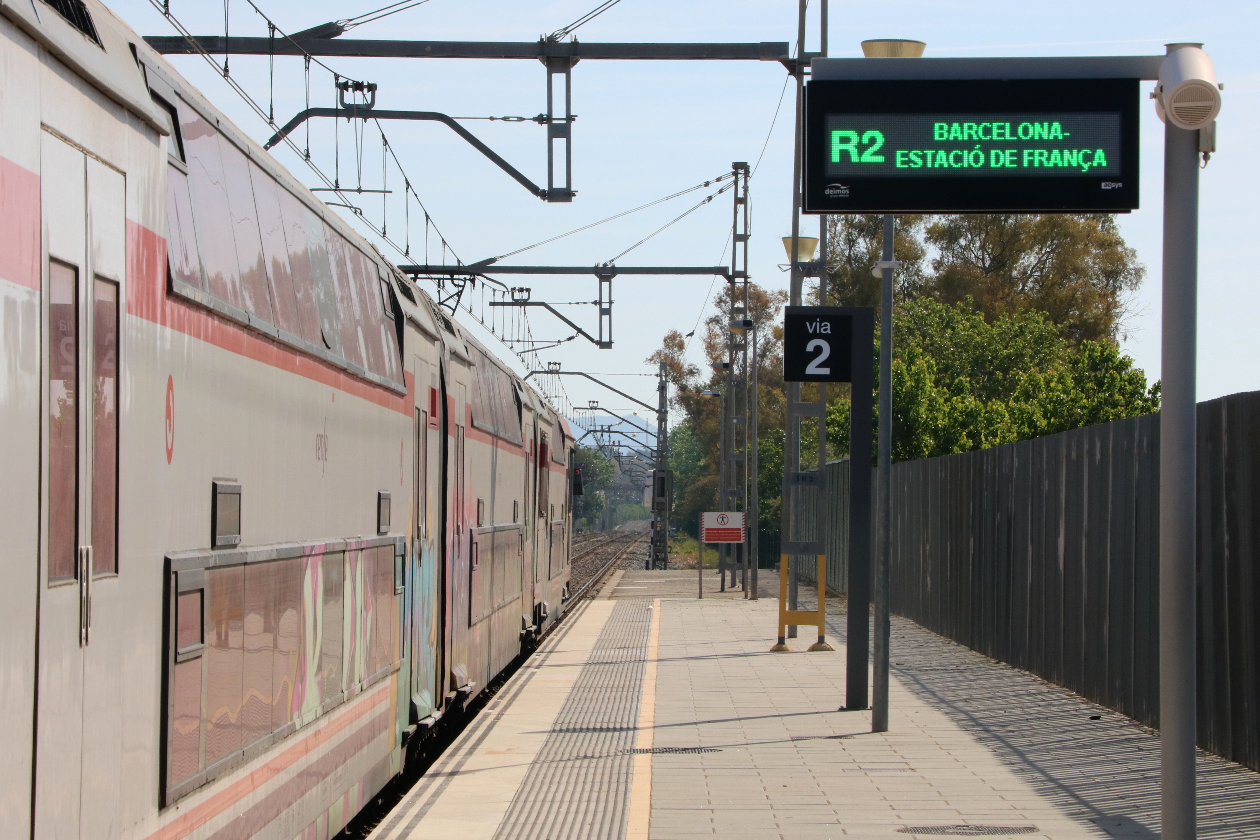 Un tren de l&#039;R2 Sud a Cubelles.