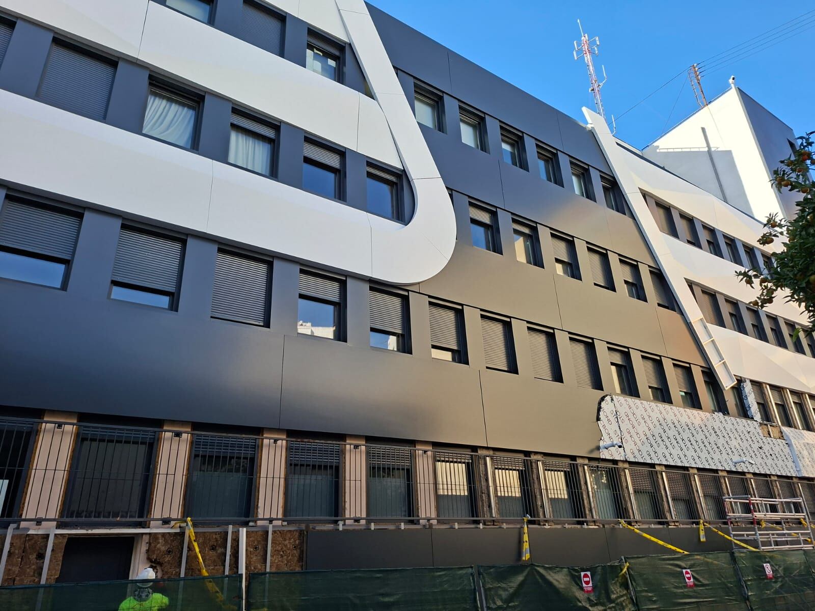 Imagen de la remodelada fachada recayente a la calle Maria Llàcer de la sede central de la Jefatura Superior de Policía de València