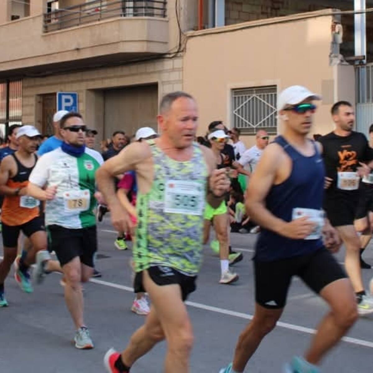 El Club Atletismo Elda exhibe músculo en la carrera solidaria "Yo dono vida" de Novelda