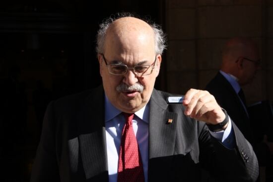 Andreu Mas-Colell, amb la memòria informàtica que conté els Pressupostos de la Generalitat pel 2014