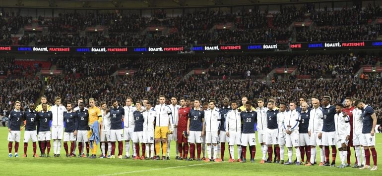 Los jugadores de Inglaterra y Francia posan antes del partido amistoso que han jugado en Wembley.