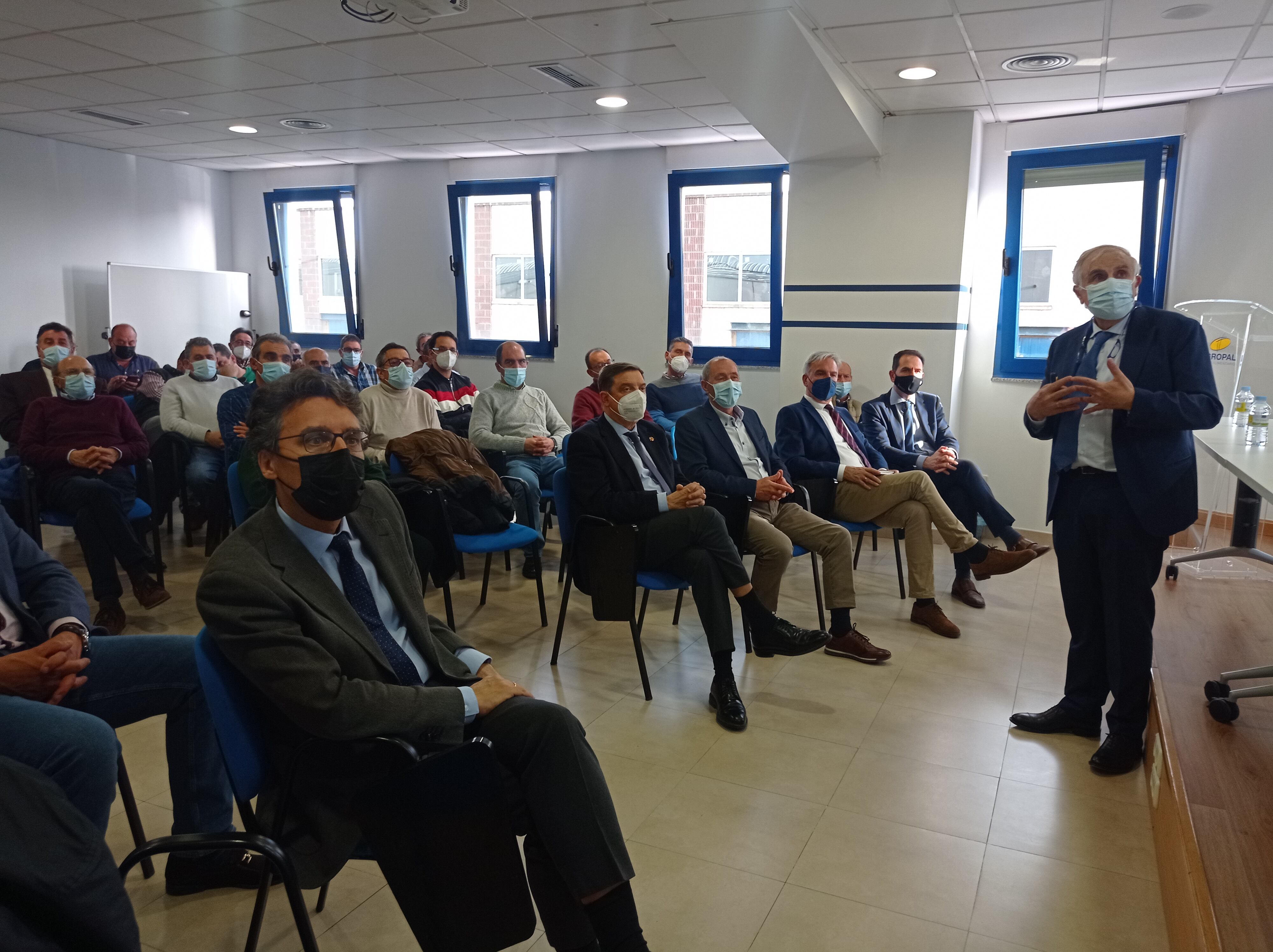 El ministro de Agricultura, Luis Planas, durante su visita a Agropal en Palencia