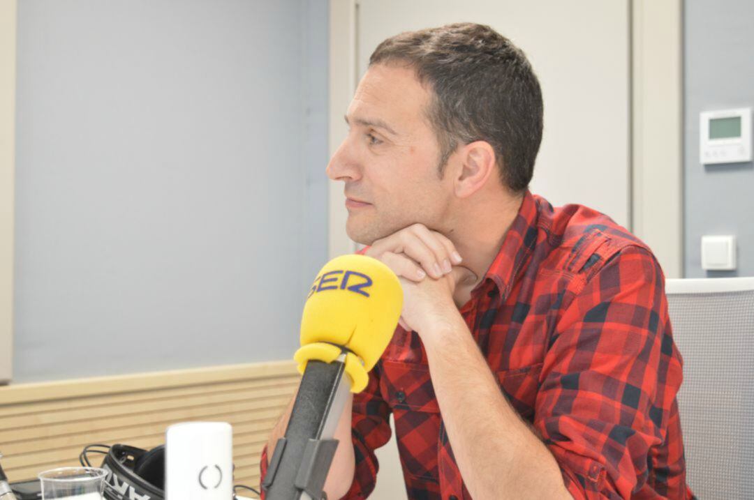 Mitxel Lakuntza en los estudios de la Cadena SER en Bilbao