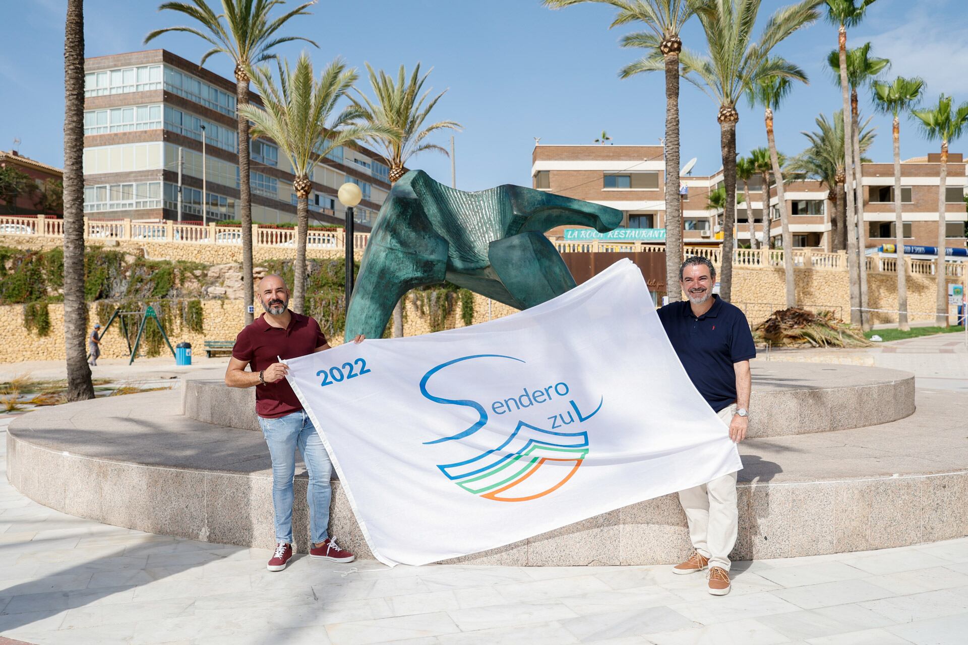 El alcalde de l’Alfàs del Pi, Vicente Arques, exhibe la bandera 'Sendero Azul' junto al concejal de Playas y Medio Ambiente Luis Morant