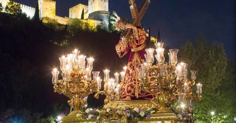 Señor de la Amargura de recogida por la Carrera del Darro, con la Alhambra al fondo