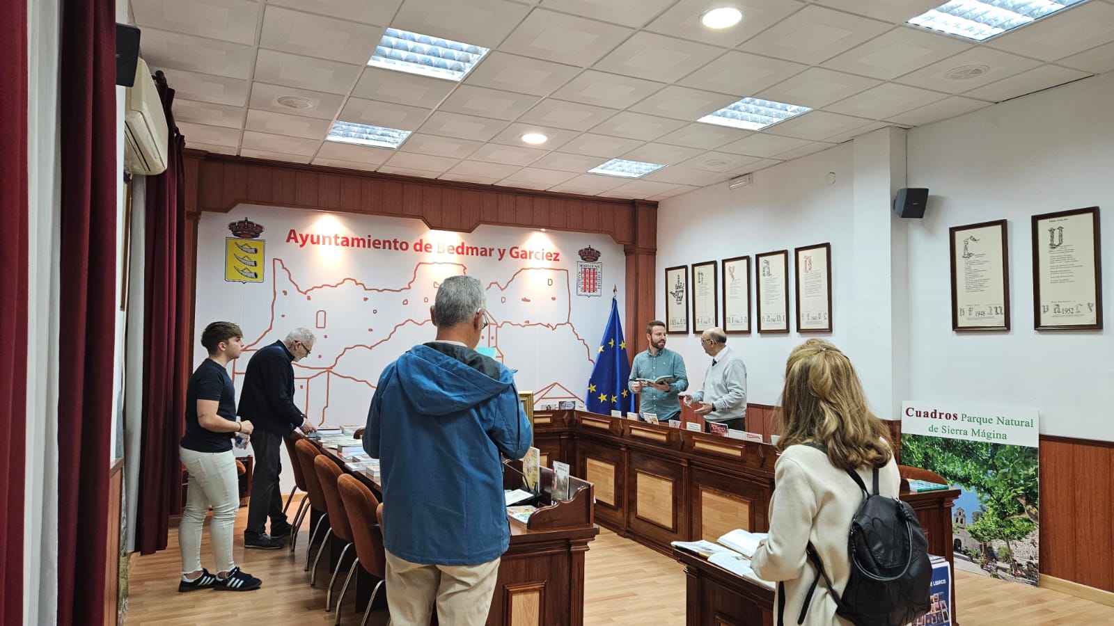 Algunos visitantes a la presentación