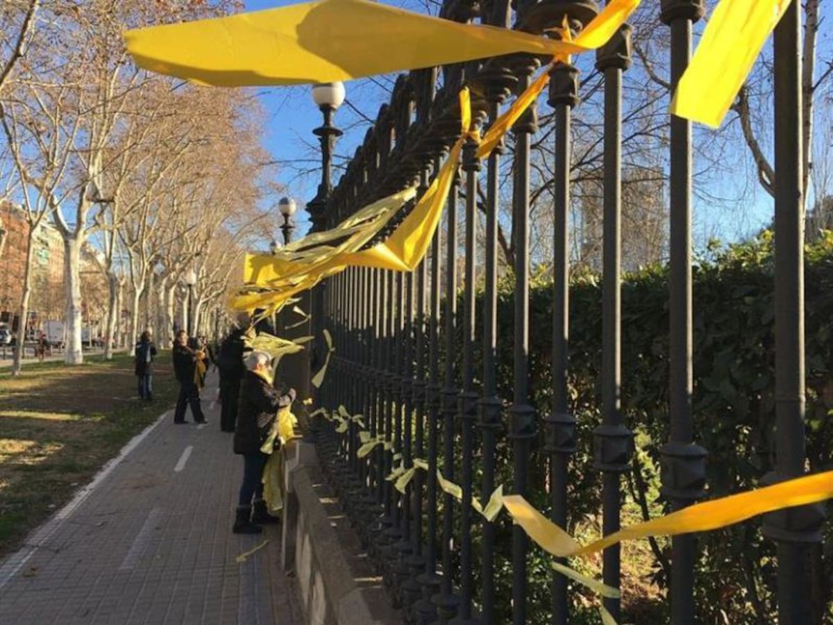 La fiscalia investiga els Mossos per identificar persones que retiraven llaços grocs