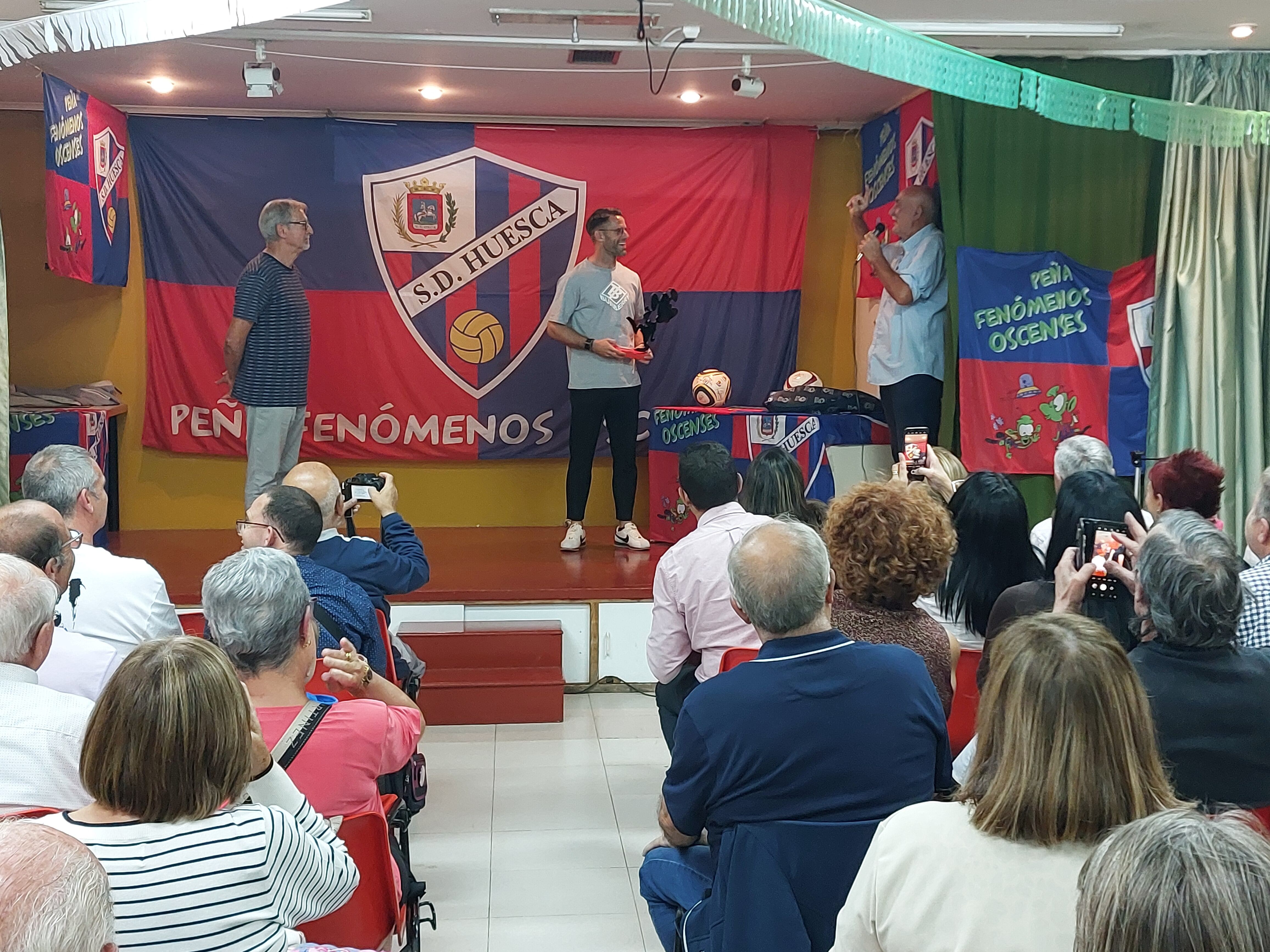 La Peña Fenómenos Oscenses entregó su trofeo a Dani Jiménez, portero de la SD Huesca