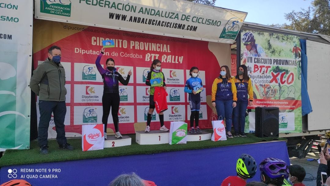 Podio del BTT Rally Cordobilla, donde María y Blanca quedaron segundas en sus respectivas modalidades