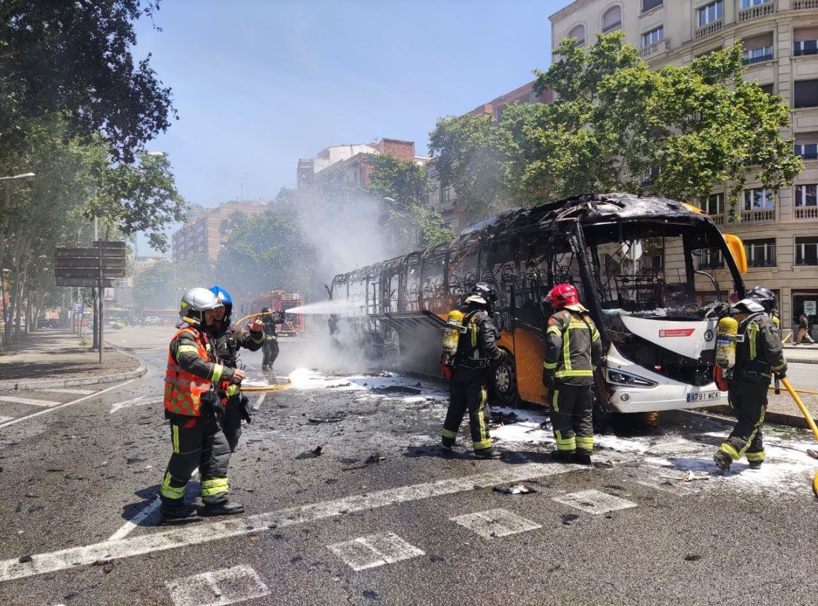 Imagen de los bomberos apagando el incendio en el autobús de Barcelona