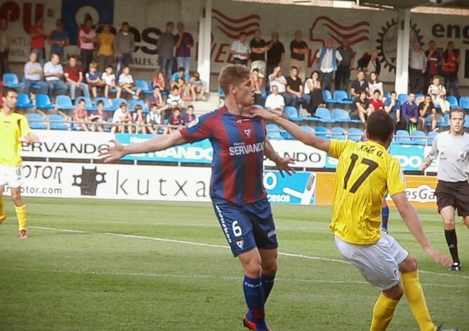 Albentosa defiende a Kike, delantero del Murcia, durante un partido de la pasada temporada en Segunda.