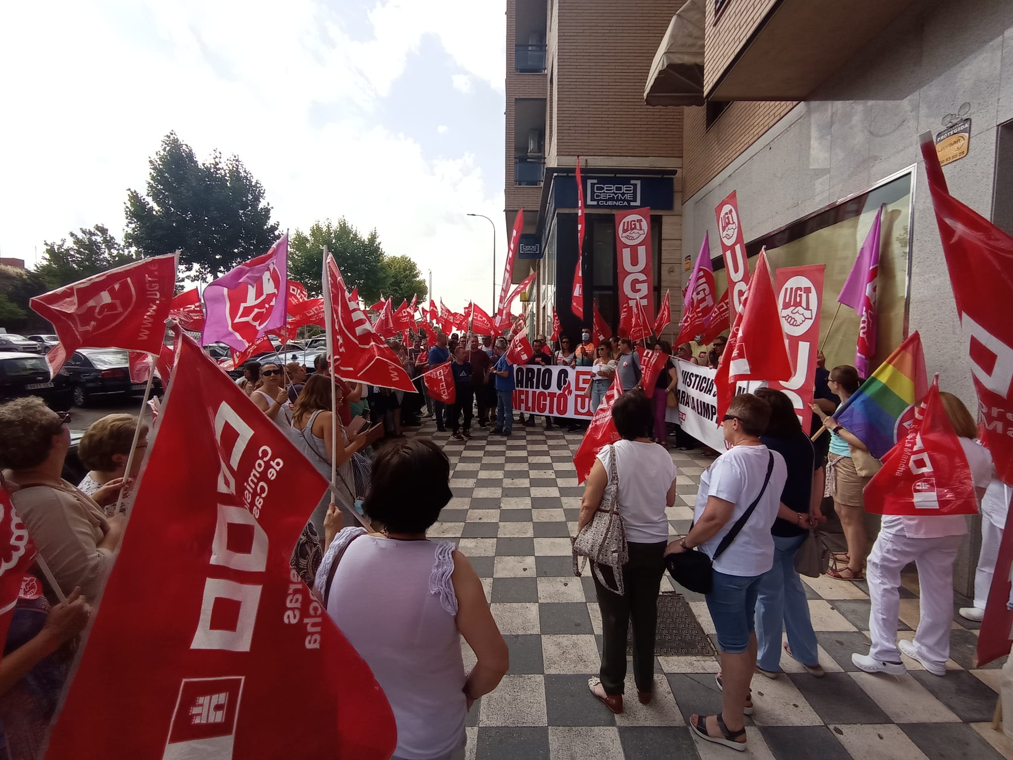 Concentración sindical ante la sede de CEOE CEPYME Cuenca