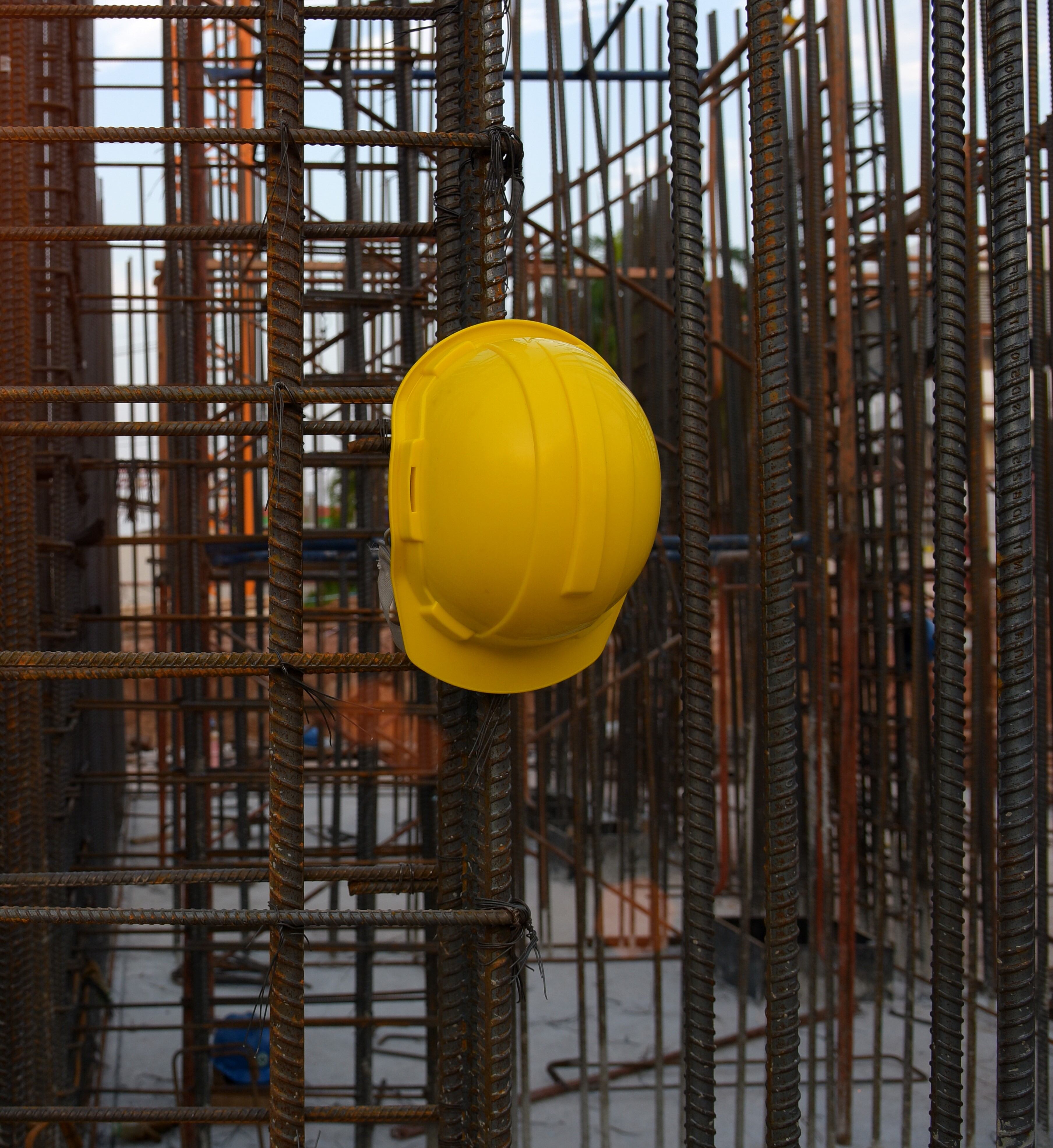 Un casco de seguridad en una obra de la construcción