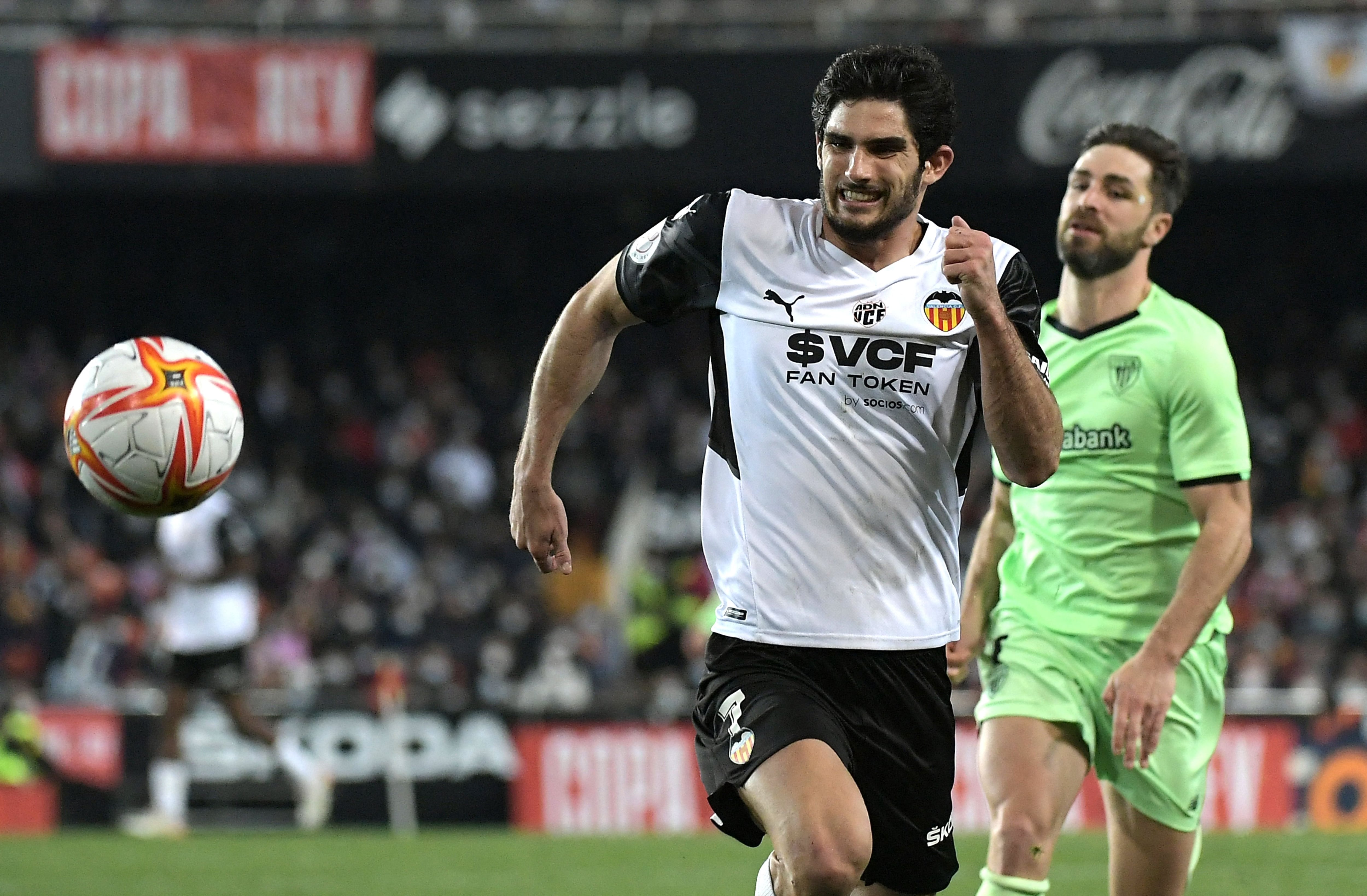 Guedes se va de Yeray en el partido de vuelta de las semifinales de la pasada edición de Copa del Rey