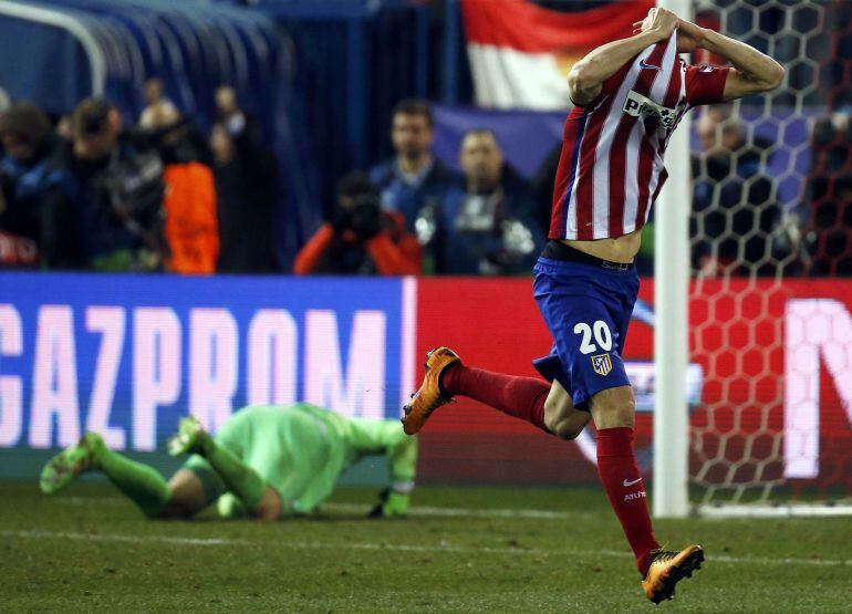 Juanfran celebra su tanto en la tanda de penaltis que dio el pase del Atlético a los cuartos de final.