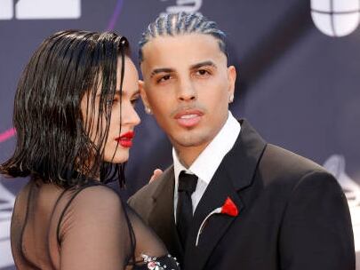 Rosalía y Rauw Alejandro posan en la alfombra roja de los Premios Lati Grammy 2022. (Photo by Frazer Harrison/Getty Images)