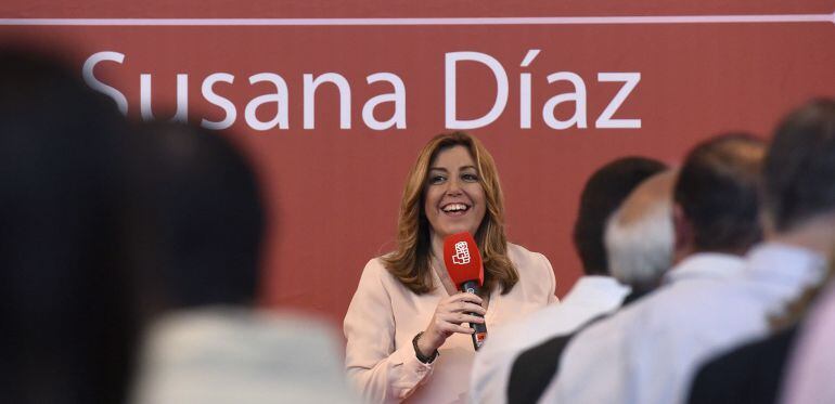 La presidenta andaluza y candidata a las primarias del PSOE, Susana Díaz, participa en una comida-mitin con militantes en Tierz (Huesca). 