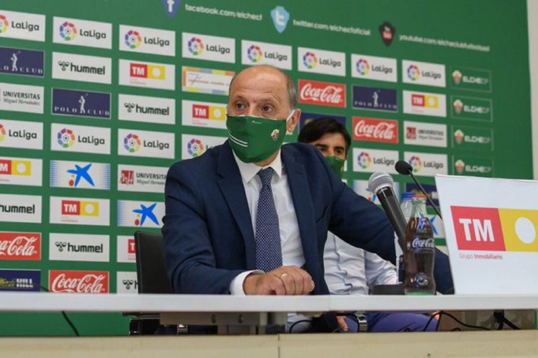 El presidente del Elche, Joaquín Buitrago, en la Sala de Prensa del Club