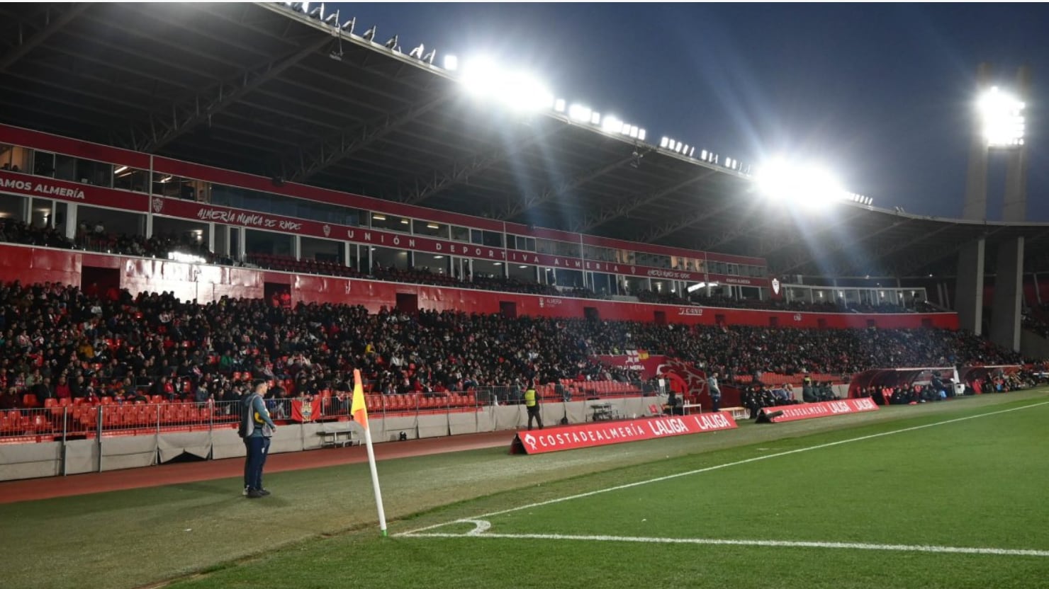 Imagen de la tribuna del Estadio Mediterráneo en el partido contra el Real Oviedo.