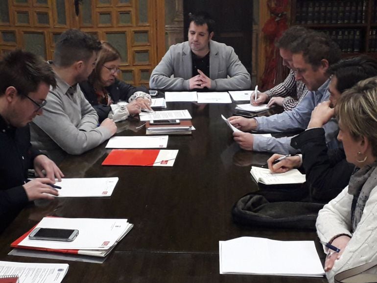 Prmera reunión mantenida en el Ayuntamiento para solicitar el Plan de Reindustrialización