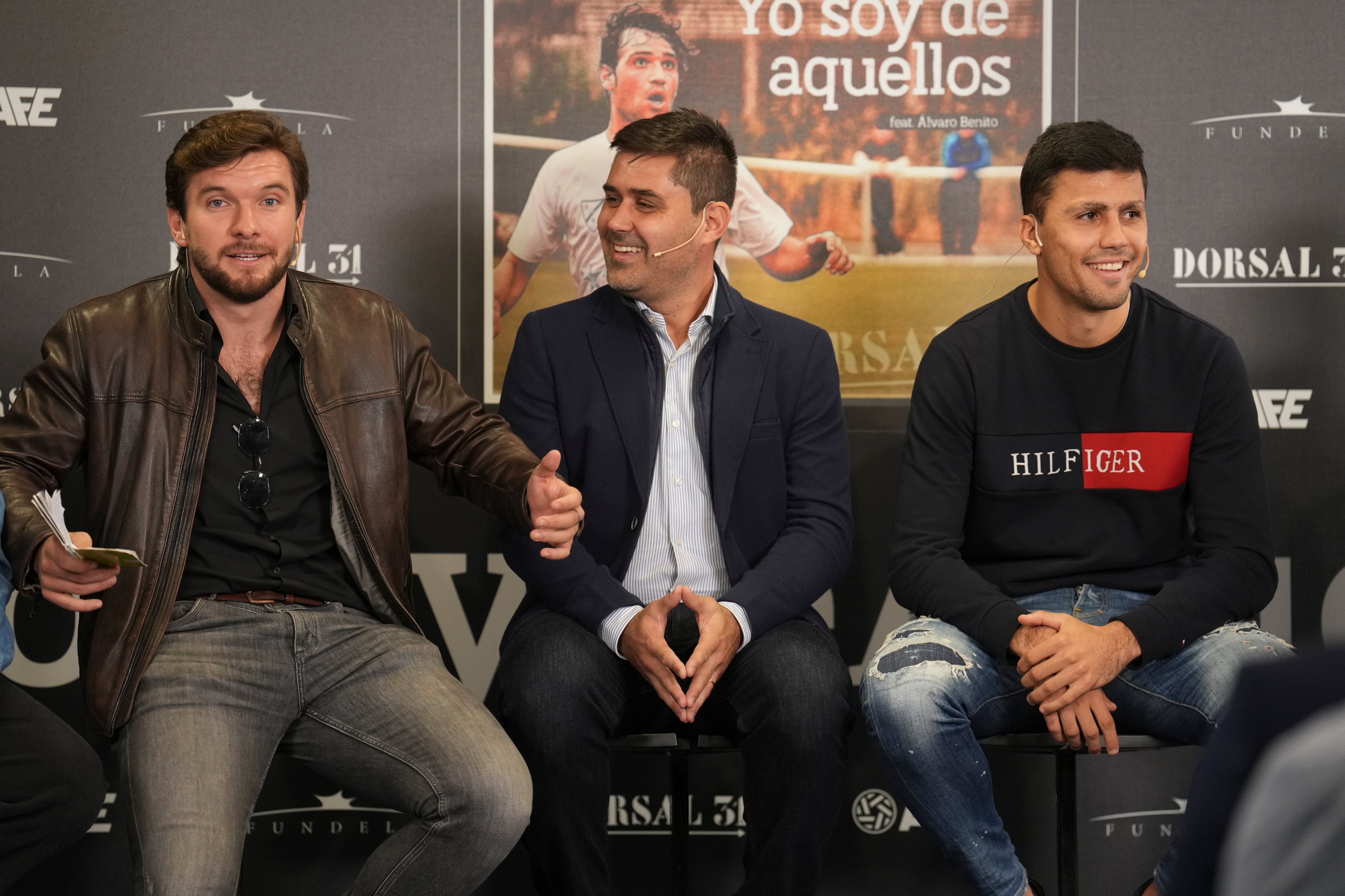 MADRID, 14/11/2022.- El exfutbolista Ximo Miralles (i) interviene en la presentación de su canción &quot;Yo soy de aquellos&quot;, este lunes en Madrid, en un acto al que han asistido el futbolista internacional Rodrigo Hernández (d) y el presidente de la AFE, David Aganzo (c). EFE/ Borja Sanchez-trillo
