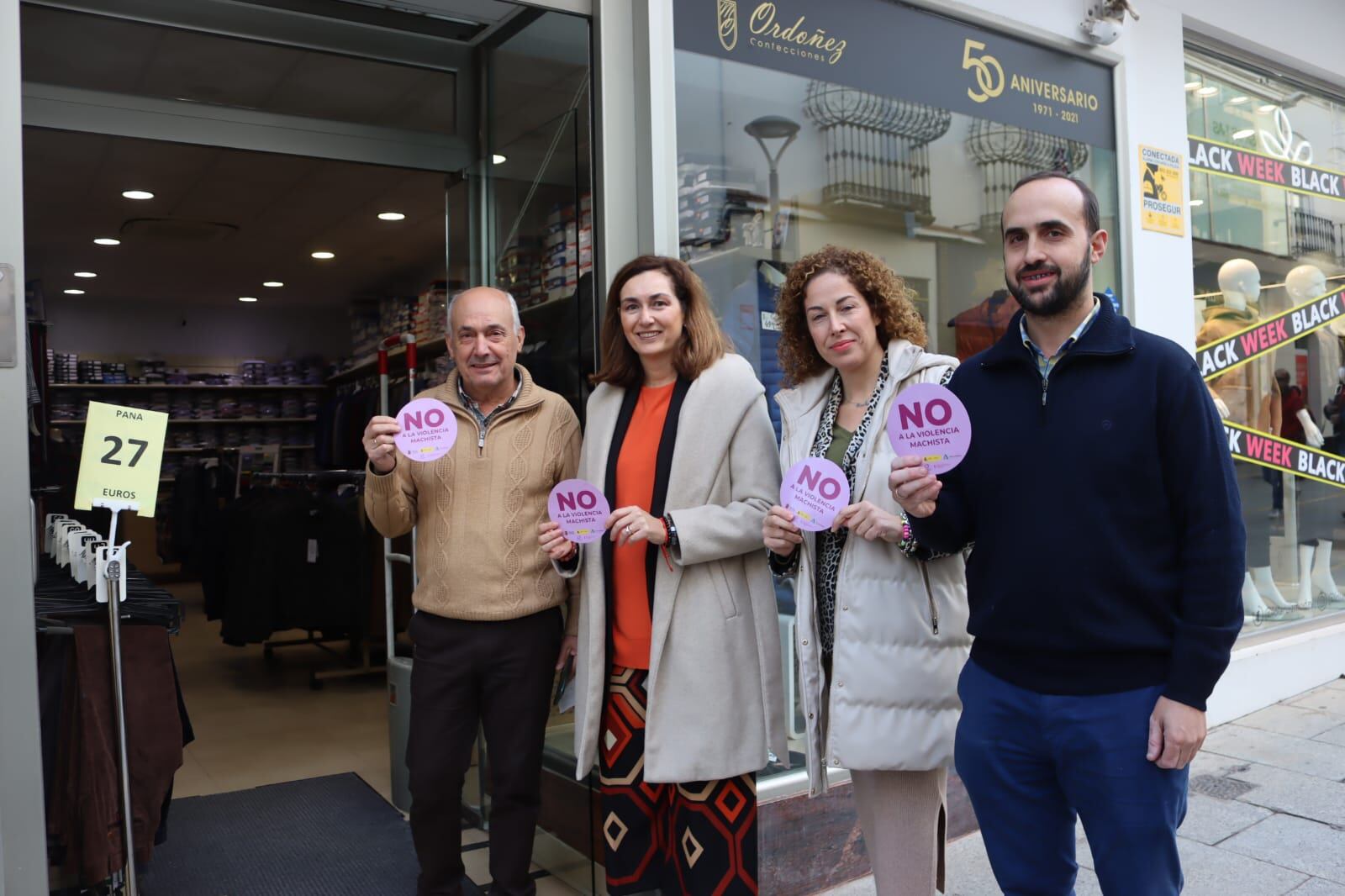 Los negocios colocarán en sus establecimientos una pegatina con el lema ‘No a la violencia machista’