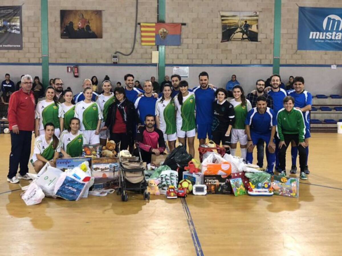 La Selección Femenina y la Prensa Deportiva recogen cien juguetes para SAFAMI